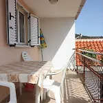 Appartement With Parking Space Vinisce, Trogir - 6117 Vinišće