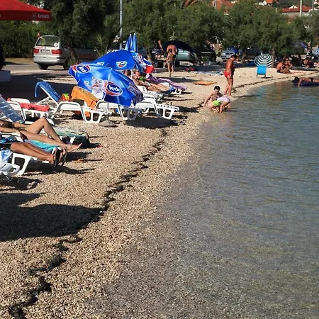 Apartman Apartments With Parking Space Vinisce, Trogir - 6117 *