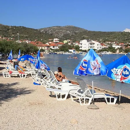 Apartments With Parking Space Vinisce, Trogir - 6117 Vinisce