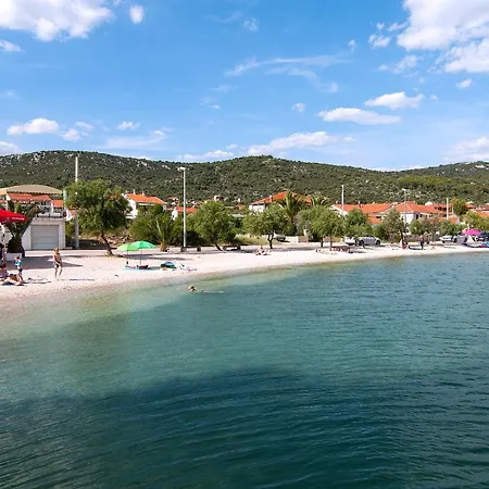 Apartments With A Parking Space Vinisce, Trogir - 6117 Vinisce