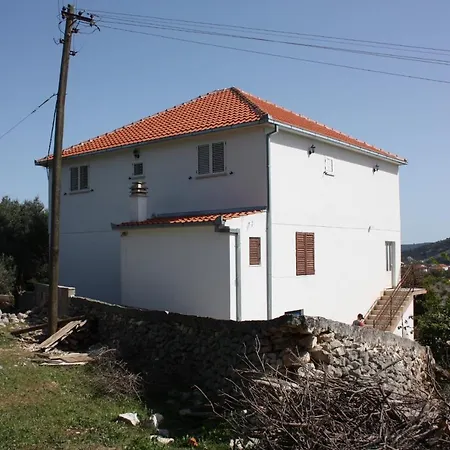 Apartments With Parking Space Vinisce, Trogir - 6117 * Vinisce