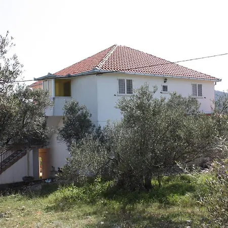 Apartments With Parking Space Vinisce, Trogir - 6117 Vinisce