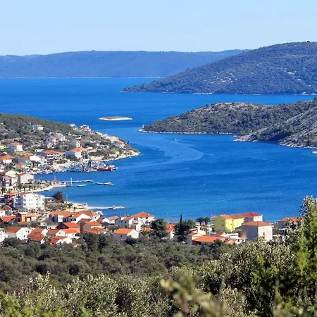 Apartman Apartments With Parking Space Vinisce, Trogir - 6117 Vinisce