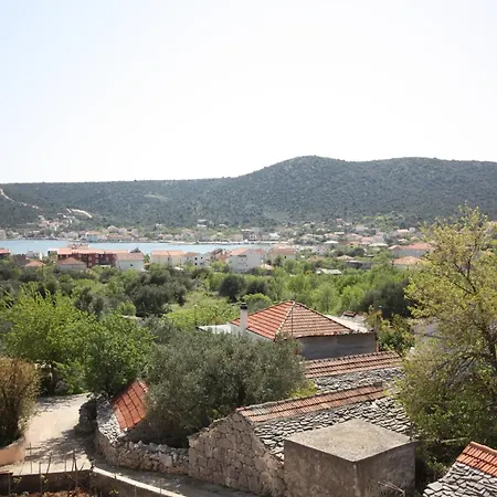 Apartments With Parking Space Vinisce, Trogir - 6117