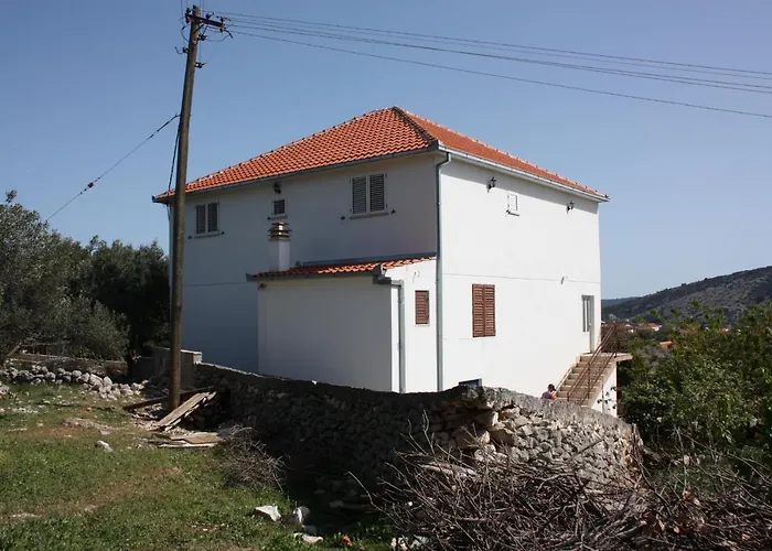 Apartments With Parking Space Vinisce, Trogir - 6117 * Vinisce