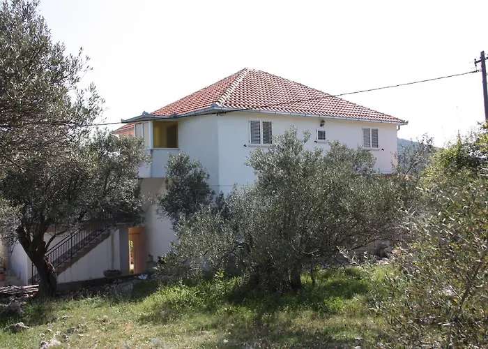 Apartments With Parking Space Vinisce, Trogir - 6117 Vinisce