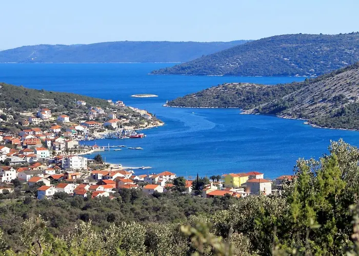 Apartman Apartments With Parking Space Vinisce, Trogir - 6117 Vinisce