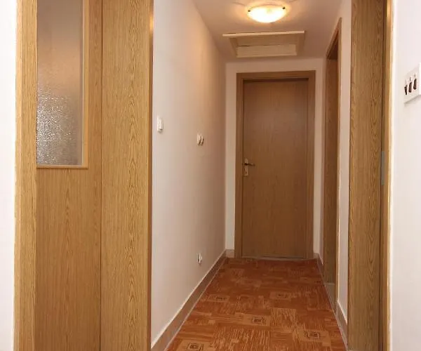 Apartman Apartments With Parking Space Vinisce, Trogir - 6117 *