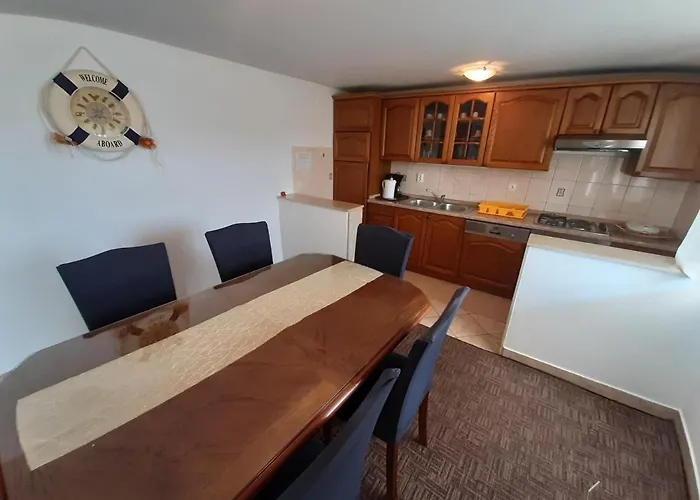 Apartments With Parking Space Vinisce, Trogir - 6117 Vinisce