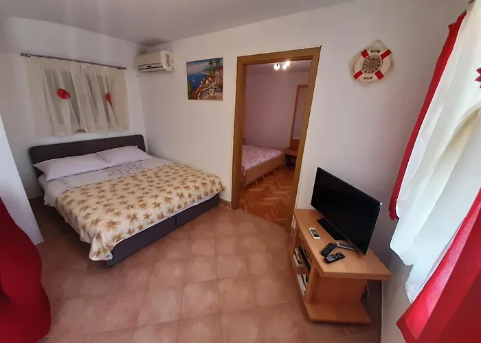 Apartments With Parking Space Vinisce, Trogir - 6117 Vinisce