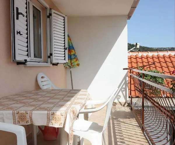 Apartman Apartments With Parking Space Vinisce, Trogir - 6117 Vinisce