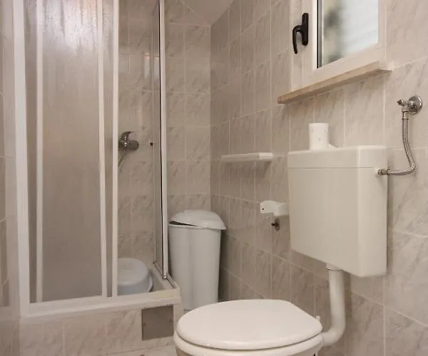 Apartman Apartments With Parking Space Vinisce, Trogir - 6117