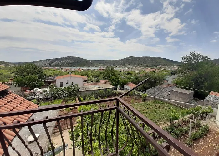 Apartman Apartments With Parking Space Vinisce, Trogir - 6117