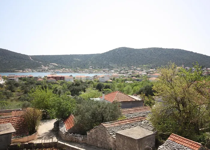 Apartments With Parking Space Vinisce, Trogir - 6117