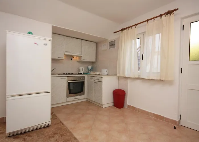 Apartments With Parking Space Vinisce, Trogir - 6117 Apartman